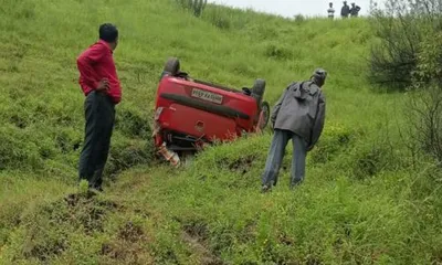 ठोसेघर रस्त्यावरून दोनशे फूट खोल दरीत कार कोसळली  जखमींना अंबवडे येथील युवकांनी बाहेर काढले