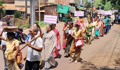 बाल्को  प्रकल्पग्रस्त शेतकऱ्यांची अवजारांसह जिल्हाधिकारी कार्यालयावर मोर्चा