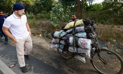 कोळसावाहू मजुरांशी राहुल गांधींनी साधला संवाद  सायकलवरून केला प्रवास