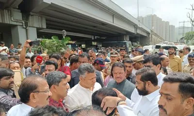 मुख्यमंत्री ताफ्यासह आले अन् महामार्ग पाहणी करून गेले  पाहणी दौरा केवळ खड्डे भरण्यापुरताच