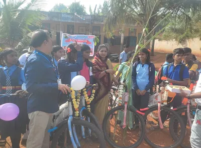 विजयनगर गवळीवाडा येथील विद्यार्थ्यांना मोफत सायकलींचे वितरण