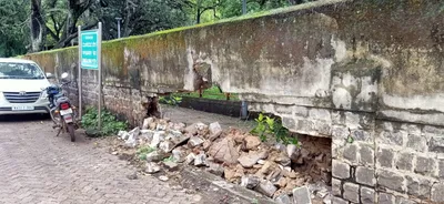 मंगळवार पेठ टिळकवाडी येथील उद्यानाची संरक्षक भिंत धोकादायक