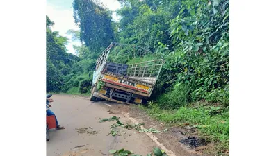 बांदा   दाणोली मार्गावर आयशर टेम्पोचा अपघात