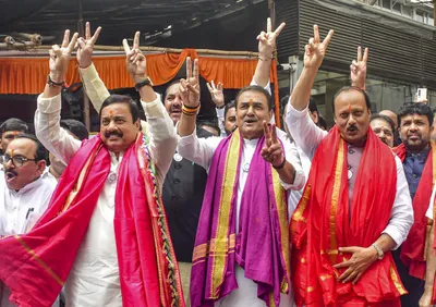 उपमुख्यमंत्री अजित पवार यांची पक्षाच्या नेत्यांसह मुंबईतील सिद्धिविनायक मंदिराला भेट