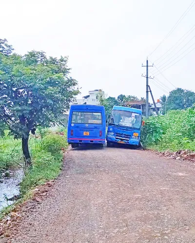 कंग्राळी बुद्रुक शाहूनगर रस्ता पार करताना कसरत