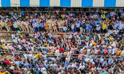 शाळकरी मुलींवर अत्याचार   सफाई कामगाराला अटक  बदलापूर रेल्वे स्टेशनवर नागरिकांचा ठिय्या