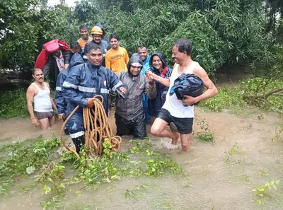 हलात्री नदीत वाहून जाणाऱ्या एकाला जीवदान