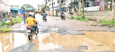 खादरवाडी क्रॉस रस्त्यावरील खड्ड्यांच्या दुरुस्तीची मागणी