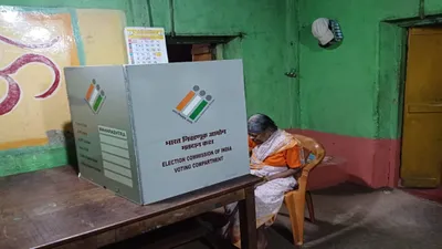 कारिवडे येथील १०१ वर्षाच्या आजींनी बजावला मतदानाचा हक्क  