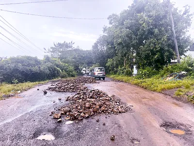 येळ्ळूर सुळगा राजहंसगड रस्त्यावरील खड्डे सामाजिक कार्यकर्त्याने बुजविले