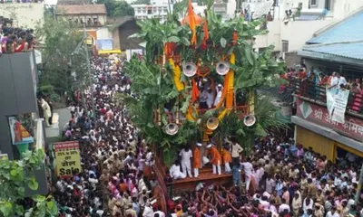 तासगावच्या रथोत्सवास असंख्य गणेशभक्तांची उपस्थिती   ताई खोबरे  ताई पेढेचा एकच जल्लोष