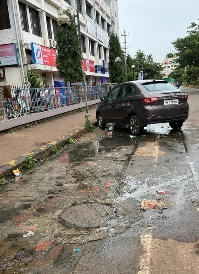 आरपीडी महाविद्यालयासमोर ड्रेनेजचे पाणी रस्त्यावर