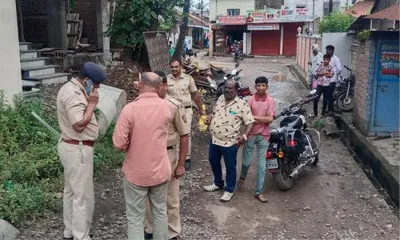 कुपवाडमध्ये गुंडांचा भरादिवसा थरारक पाठलाग  तरूणावर धारदार शस्त्राने हला   दोघे ताब्यात