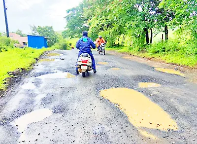 सुळगा  ये   रस्त्याची दयनीय अवस्था