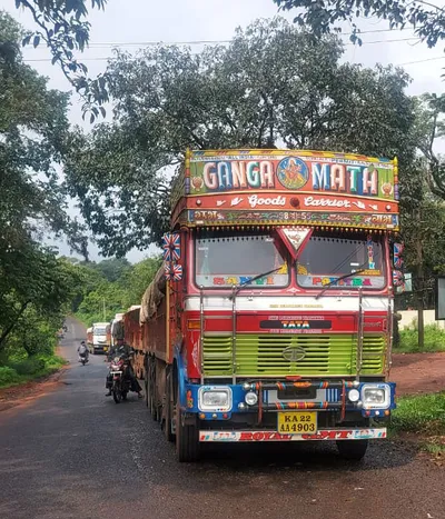 जिल्हाधिकाऱ्यांचा आदेश डावलून बेळगाव चोर्ला मार्गावर अवजड वाहतूक