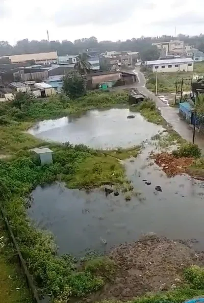 उद्यमबाग ब्रह्मनगर येथे मुख्य रस्त्यावर साचले पाणी