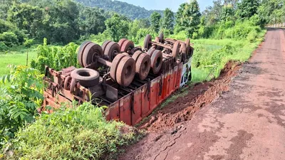 पळसंब   बुधवळे रस्त्यावर चिरे वाहतूक करणारा ट्रक पलटी