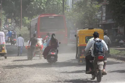 नंगीवली ते मिरजकर तिकटी मार्गावर दुचाकी लागल्या घसरू