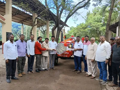 चक्क स्मशानभूमीत नवीन ट्रॅक्टरची पूजा