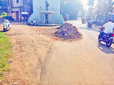 वाहतुकीस अडथळा ठरणारा मातीचा ढिगारा कधी हटवणार 