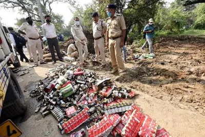 मद्यबंदीमुळे गरीबांवर अत्याचार  तस्करीला बळ