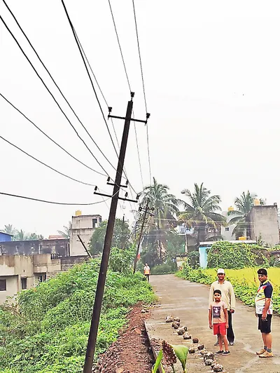 हलगा बस्तवाड रोडवरील वीजखांब सरळ करण्याची मागणी