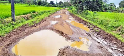 पश्चिम भागातील रस्ते हरवले खड्ड्यात 