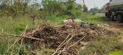 महामार्गाच्या सर्व्हिस रस्त्याशेजारी कचरा