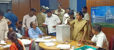 पोलीस कर्मचाऱ्यांनी बजावला मतदानाचा हक्क