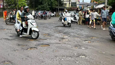 पोस्टमन सर्कल परिसरात खड्यांचे साम्राज्य