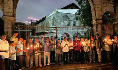 नाट्यगृह आगीचा तपास  पुनर्बांधणीस विलंबावरून निषेध 