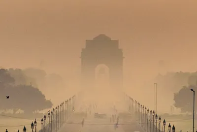दाट धुक्यामुळे दिल्लीत रेड अलर्ट