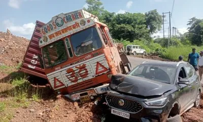 आंजणारी घाटात भरधाव वेगाने जाणाऱ्या ट्रेलरची कारला धडक