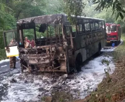 कैगा प्रकल्पातील कर्मचाऱ्यांची वाहतूक करणारी खासगी बस जळून खाक