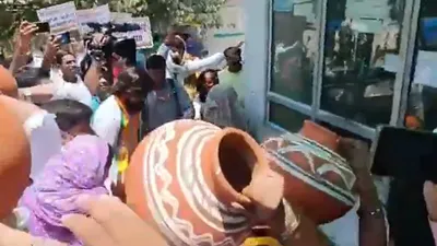 दिल्लीत जमावाने फोडले जल बोर्ड कार्यालय