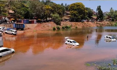 ratnagiri   राजापुरातील नदीपात्रात भरतीच्या पाण्यात अडकली वाहने