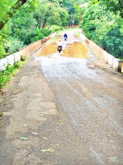 शंकरपेठ जांबोटी रोड मलप्रभा नदीवरील पुलावर साचले पाणी