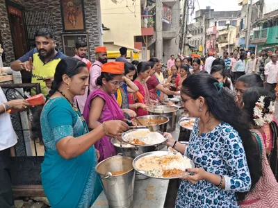 विविध ठिकाणी महाप्रसादाचे वितरण