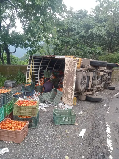 तिलारी घाटात महिंद्रा पिकअपला अपघात