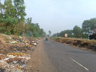 सर्व्हिस मार्गावर कचरा  दुर्गंधी अन् धूर