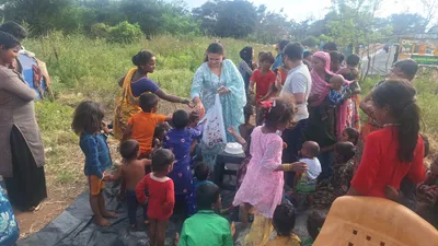 झोपडपट्टीतील मुलांसोबत  बालदिन साजरा