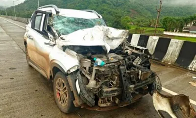 ratnagiri   मुंबई  गोवा महामार्गावर कारला अपघात  तिघे जखमी