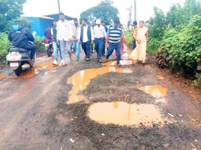 मृणाल हेब्बाळकर यांच्याकडून खड्डेमय रस्त्याची पाहणी