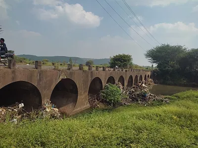 बळ्ळारी नाल्यातील गाळ काढण्याची मागणी