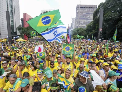 ब्राझीलमध्ये रस्त्यांवर उतरले लाखो लोक