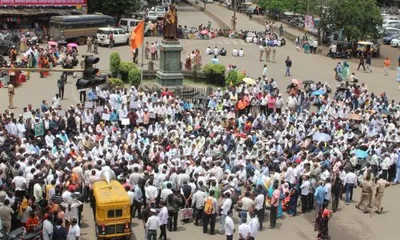 गुरूजींचा शिक्षक दिनीच दसरा चौकात रस्ता रोको   आम्ही मेल्यावर जागे होणार काय 