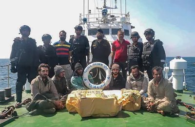 संयुक्त कारवाईत भारतीय तटरक्षक दलाने अरबी समुद्रात पाकिस्तानी बोट पकडली  80 किलो अमली पदार्थ जप्त
