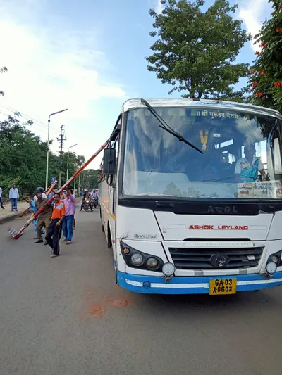 कदंबा बस कॅन्टोन्मेंटच्या लोखंडी कमानीवर आदळली