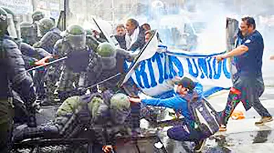 आर्थिक सुधारणांच्या विरोधात अर्जेंटीनामध्ये हिंसक निदर्शने