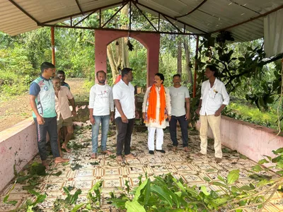 चक्रीवादळग्रस्त भागाला संदेश पारकर यांची भेट